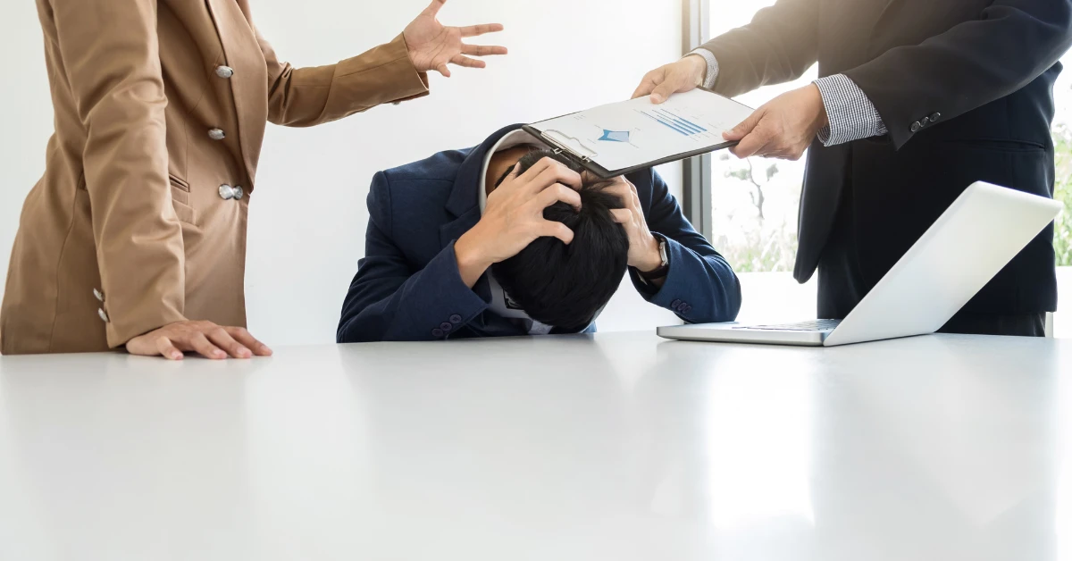 Trabajador frustrado por malos ratos en su horario laboral