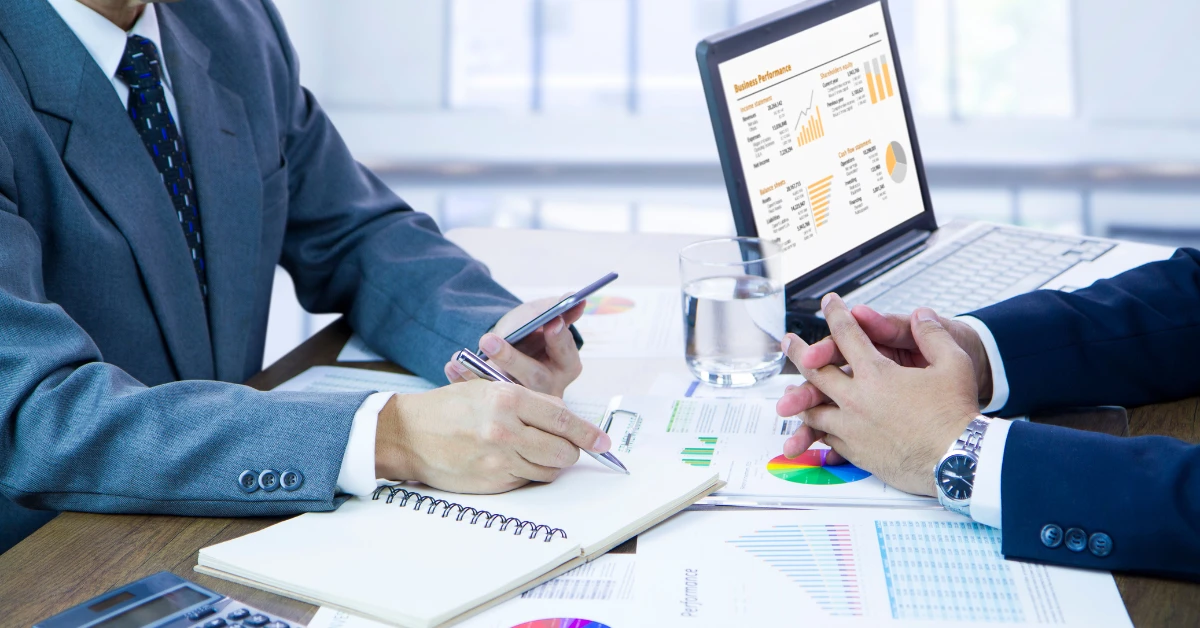 Dueño de empresa junto al contador analizando las perdidas y costos.