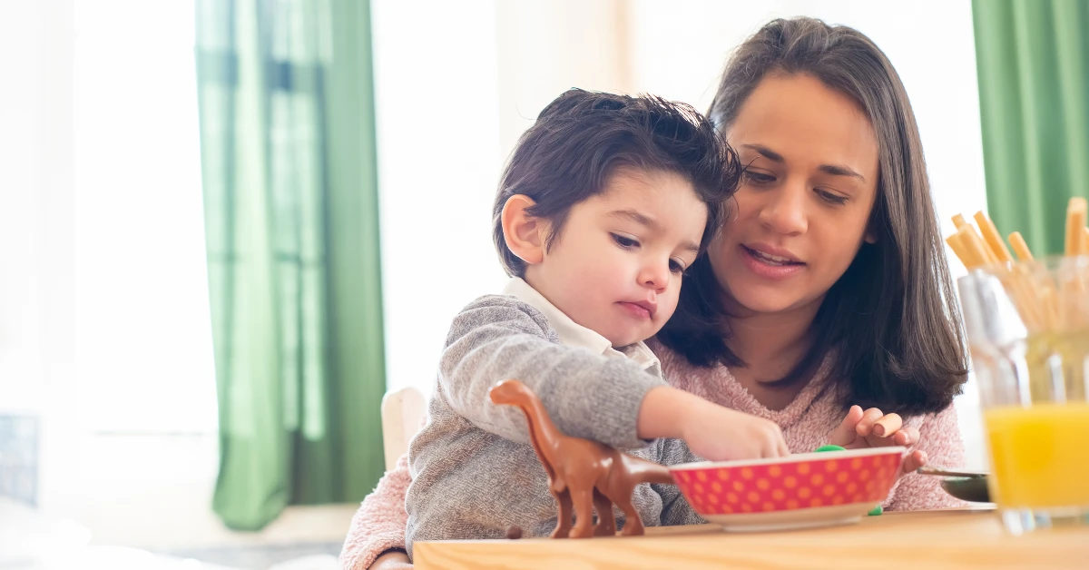 hijo y madre sentados compartiendo en la mesa mientras la madre piensa en el juicio de demanda de familia