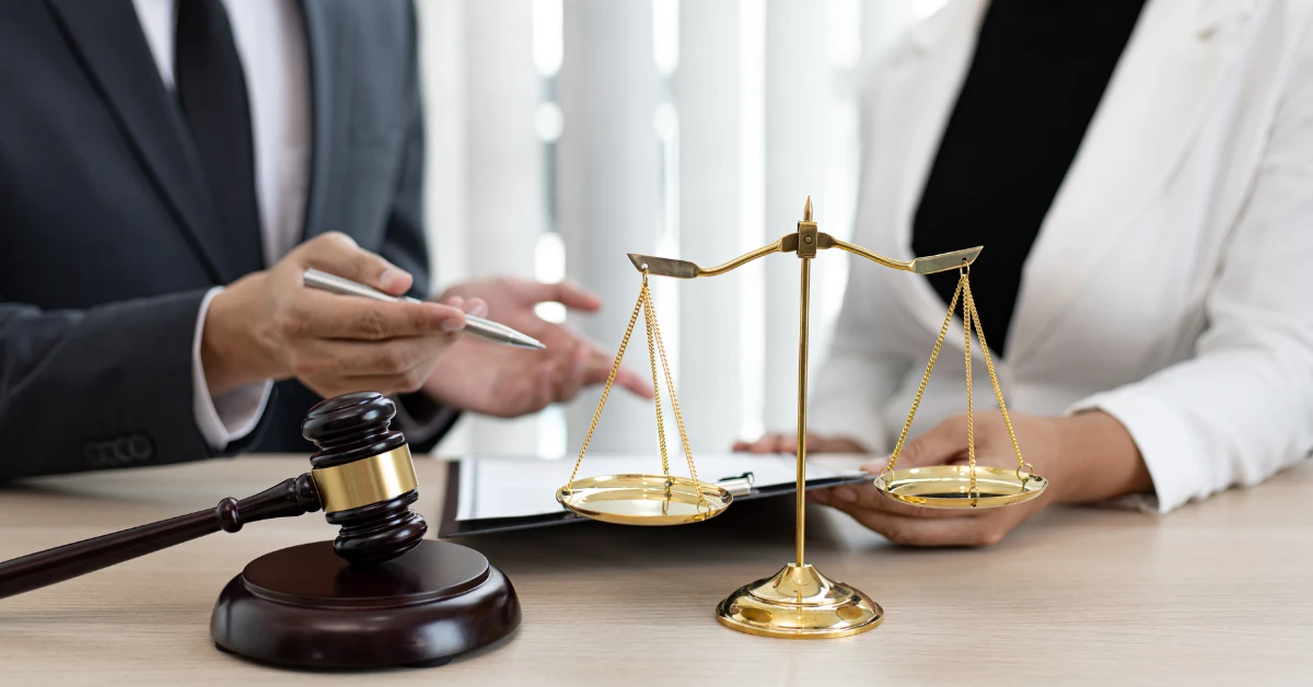 Escala de justicia junto a documentos legales